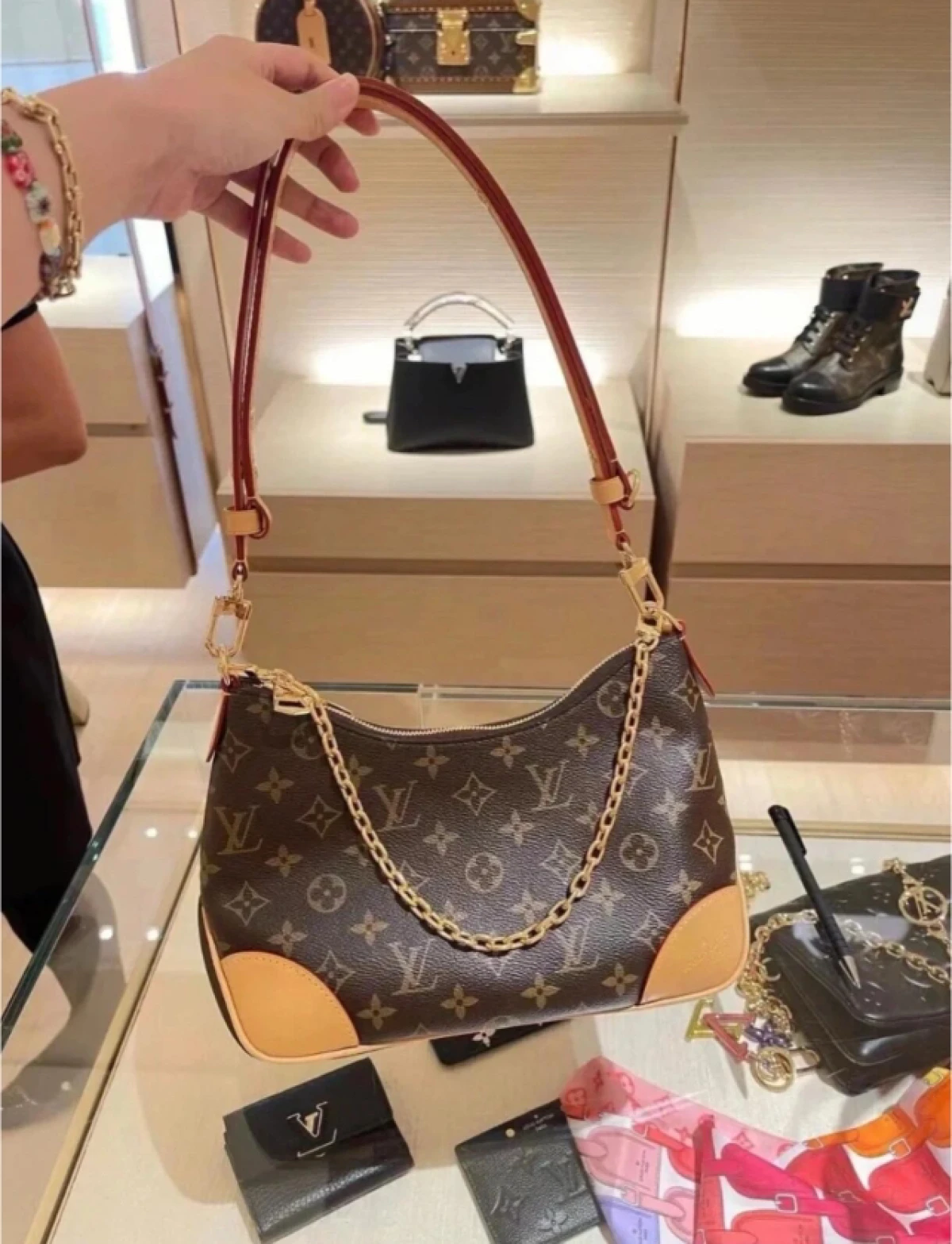 图片[1]-LV路易威登Boulogne新款老花牛角包饺子包单肩斜挎包 M45832-穿范儿