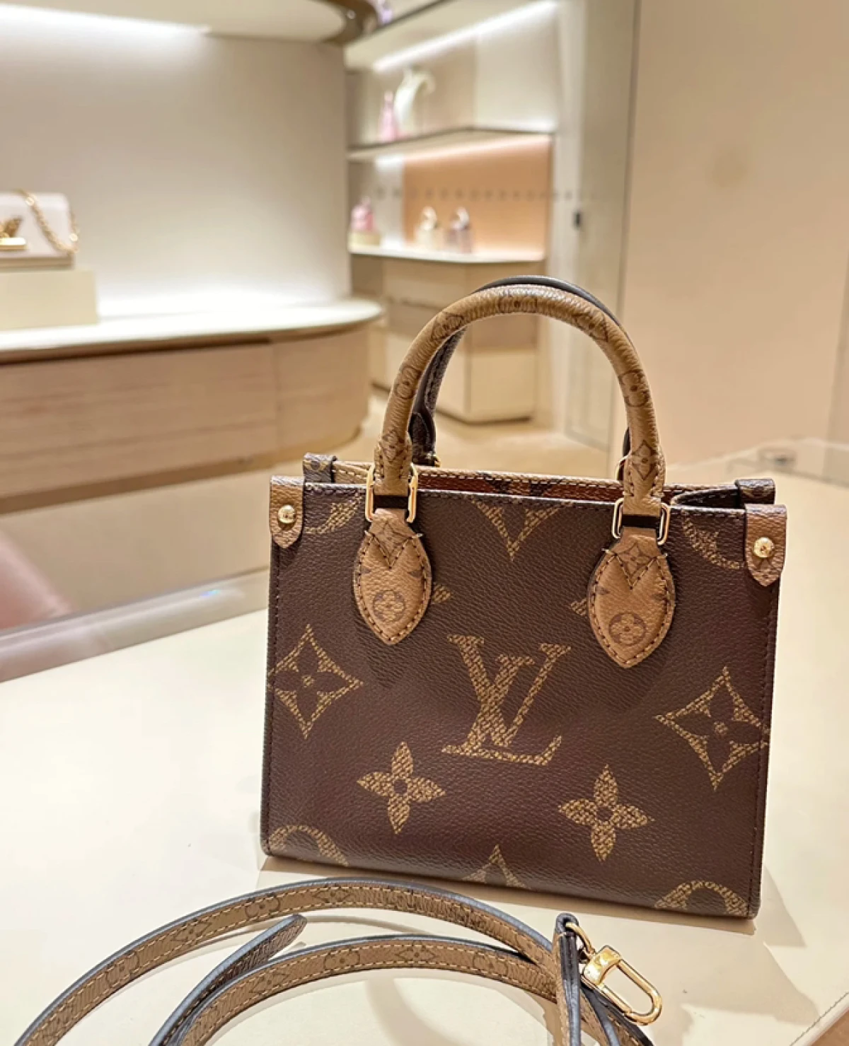 图片[2]-LV 24新款大象灰 onthego bb 老花托特包手提单肩斜挎包 M46839-穿范儿