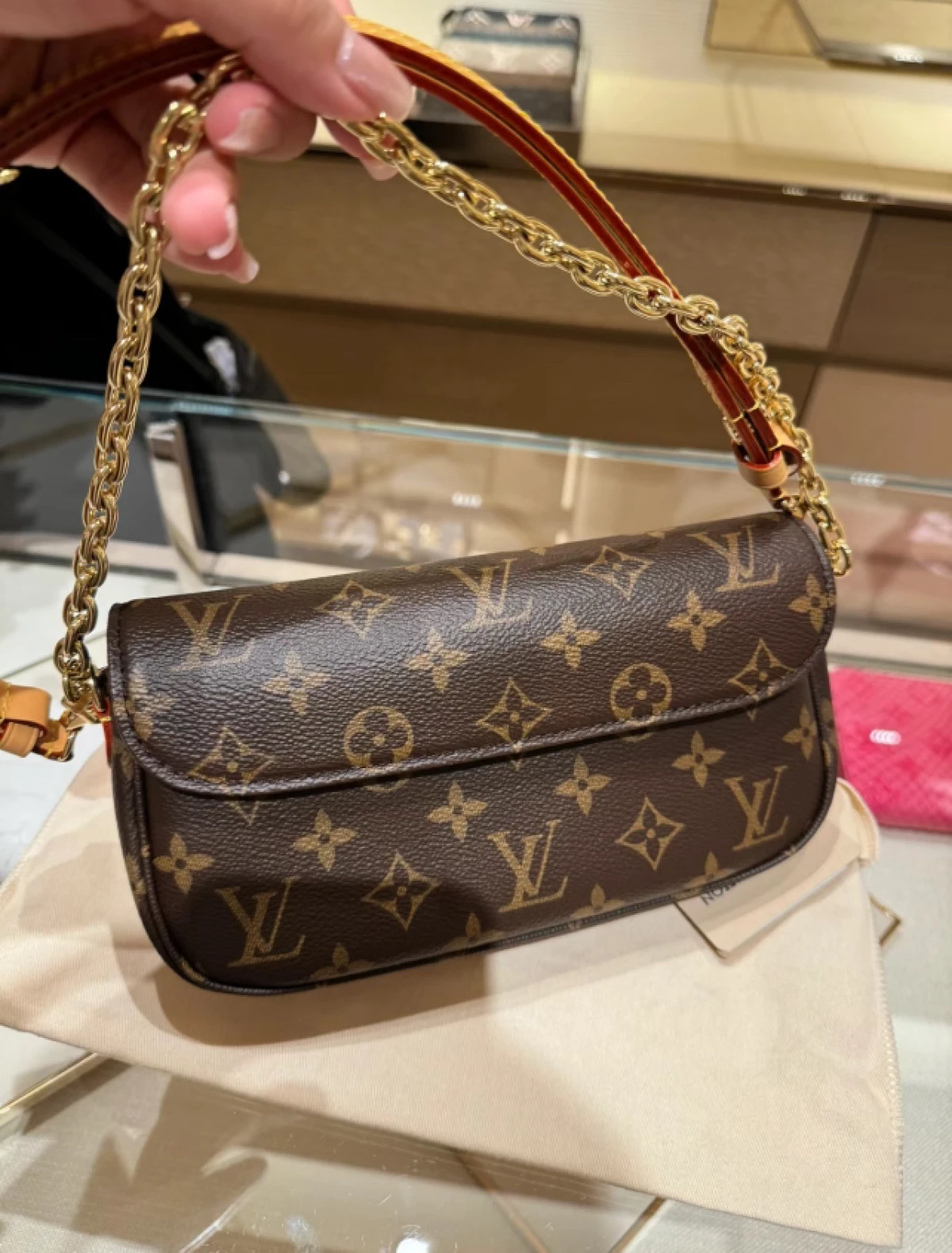 图片[1]-韩国免税店采购 LV 新款Ivy woc经典老花印花链条包腋下包手提单肩女包 支持中检-穿范儿