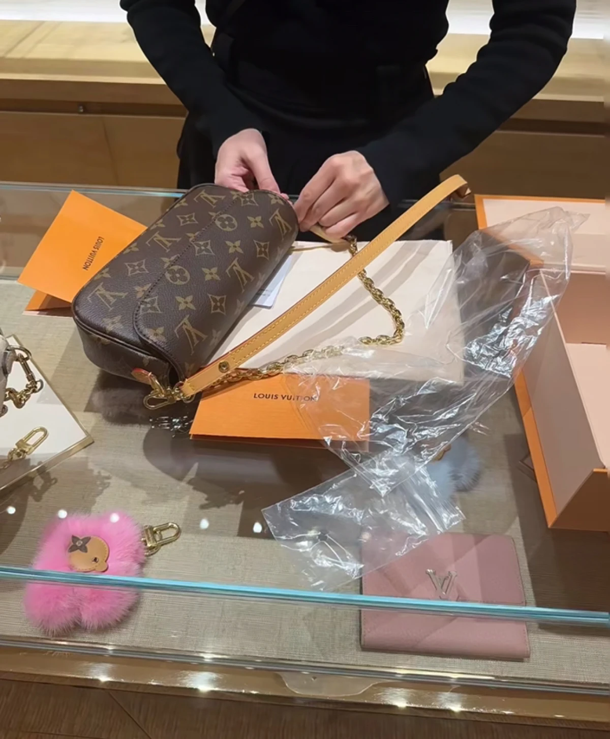 图片[3]-韩国免税店采购 LV 新款Ivy woc经典老花印花链条包腋下包手提单肩女包 支持中检-穿范儿
