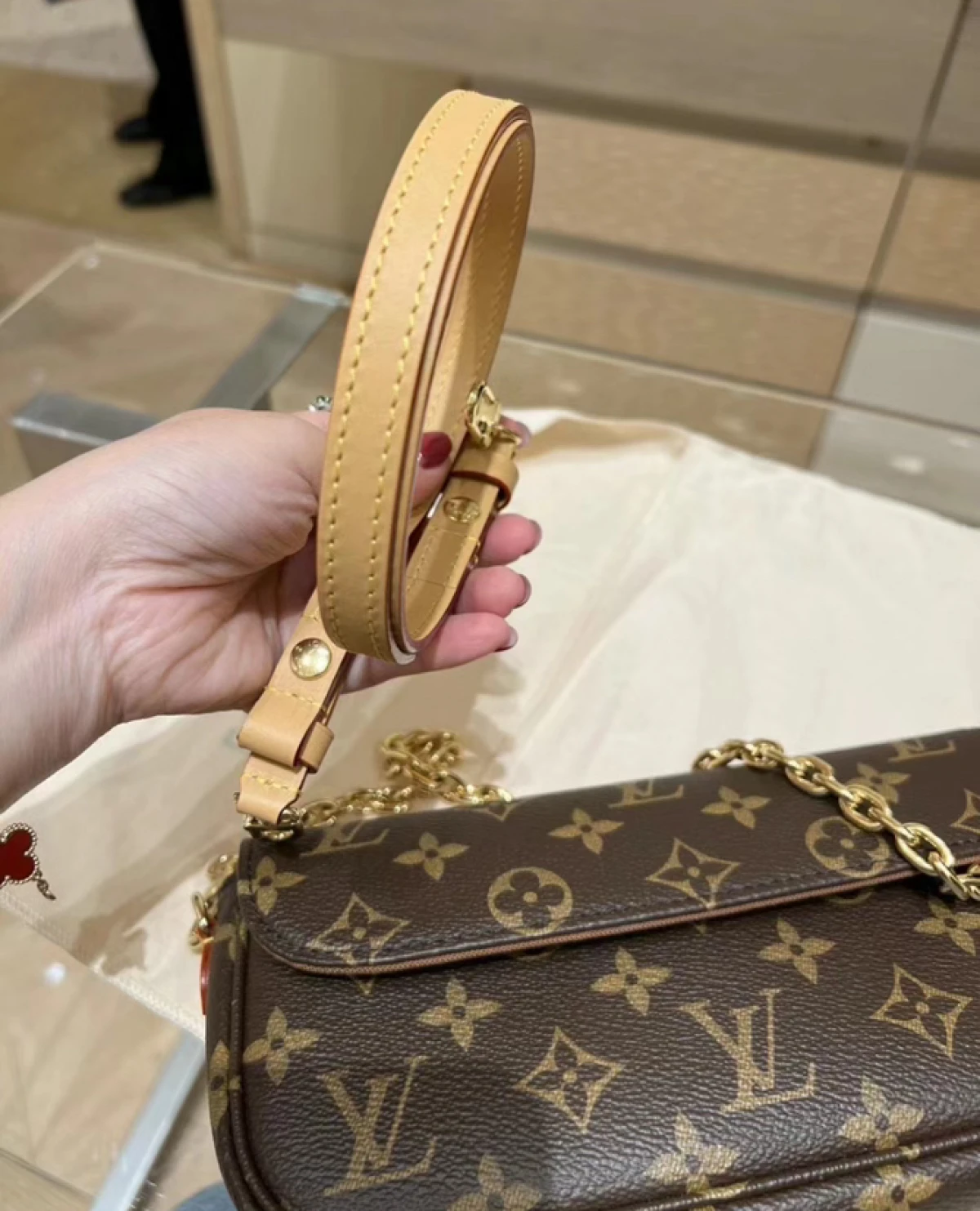 图片[7]-韩国免税店采购 LV 新款Ivy woc经典老花印花链条包腋下包手提单肩女包 支持中检-穿范儿