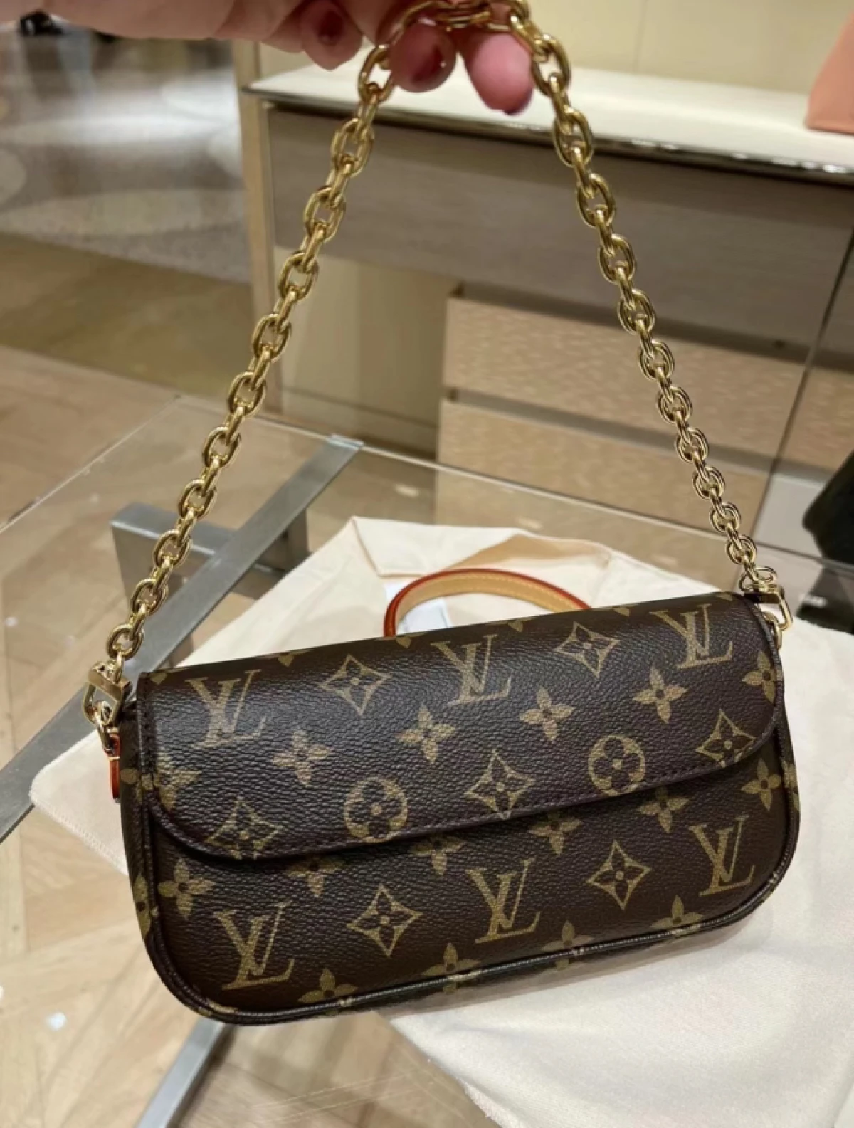 图片[4]-韩国免税店采购 LV 新款Ivy woc经典老花印花链条包腋下包手提单肩女包 支持中检-穿范儿