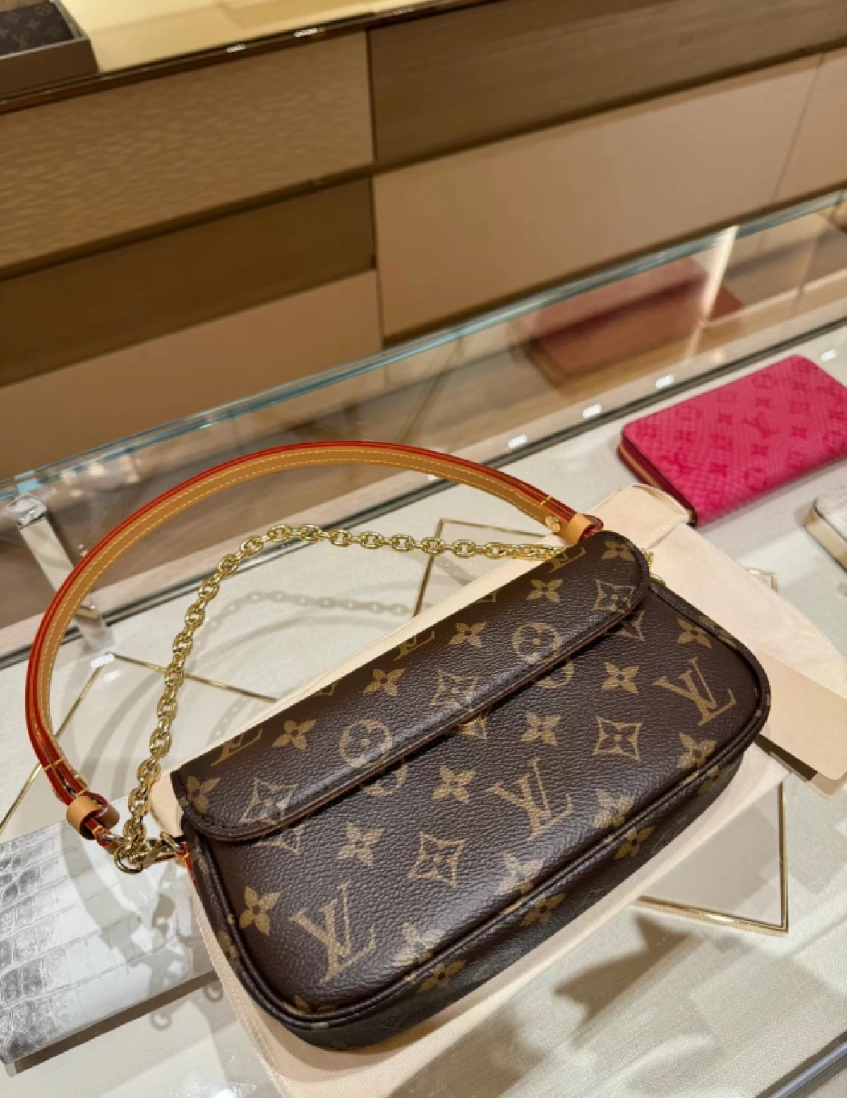 图片[2]-韩国免税店采购 LV 新款Ivy woc经典老花印花链条包腋下包手提单肩女包 支持中检-穿范儿