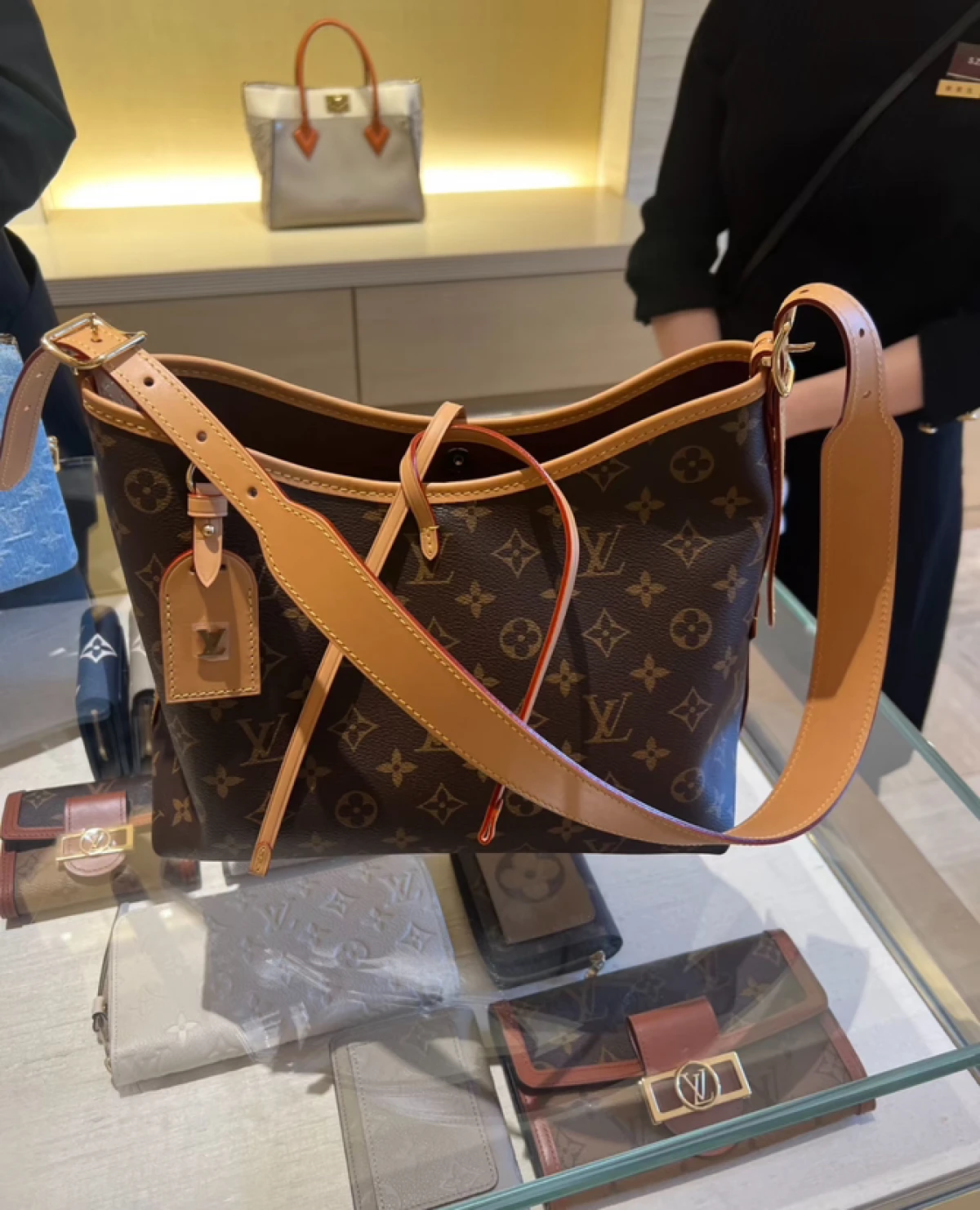 图片[8]-路易威登新款LV carryall小号中号老花单肩腋下托特女包 -穿范儿