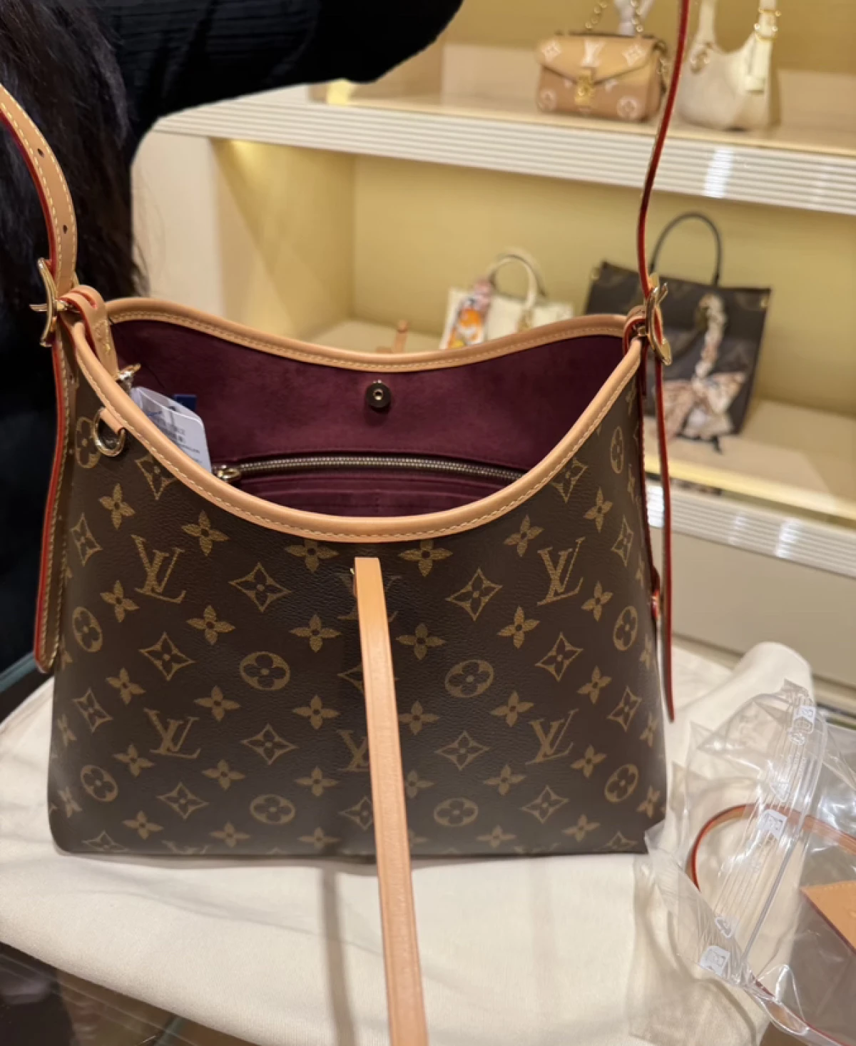 图片[5]-路易威登新款LV carryall小号中号老花单肩腋下托特女包 -穿范儿