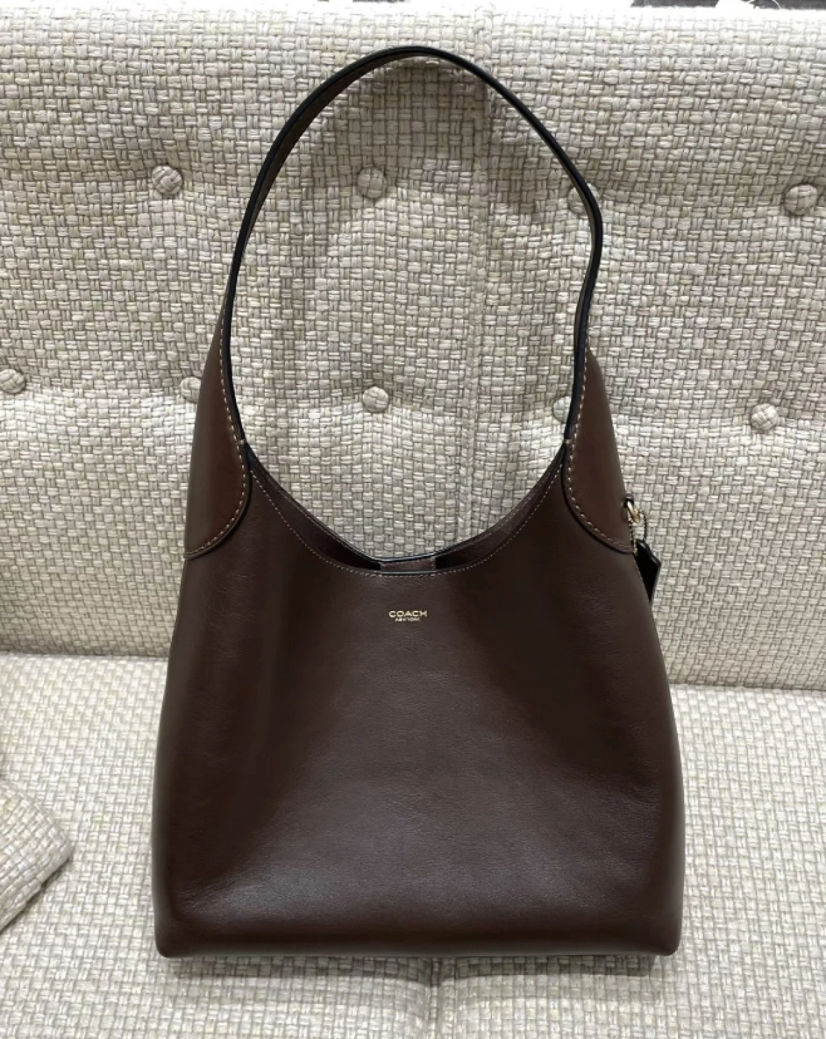 图片[1]-Coach 新品Brooklyn 28枫叶棕极简主义造型 时尚百搭-穿范儿
