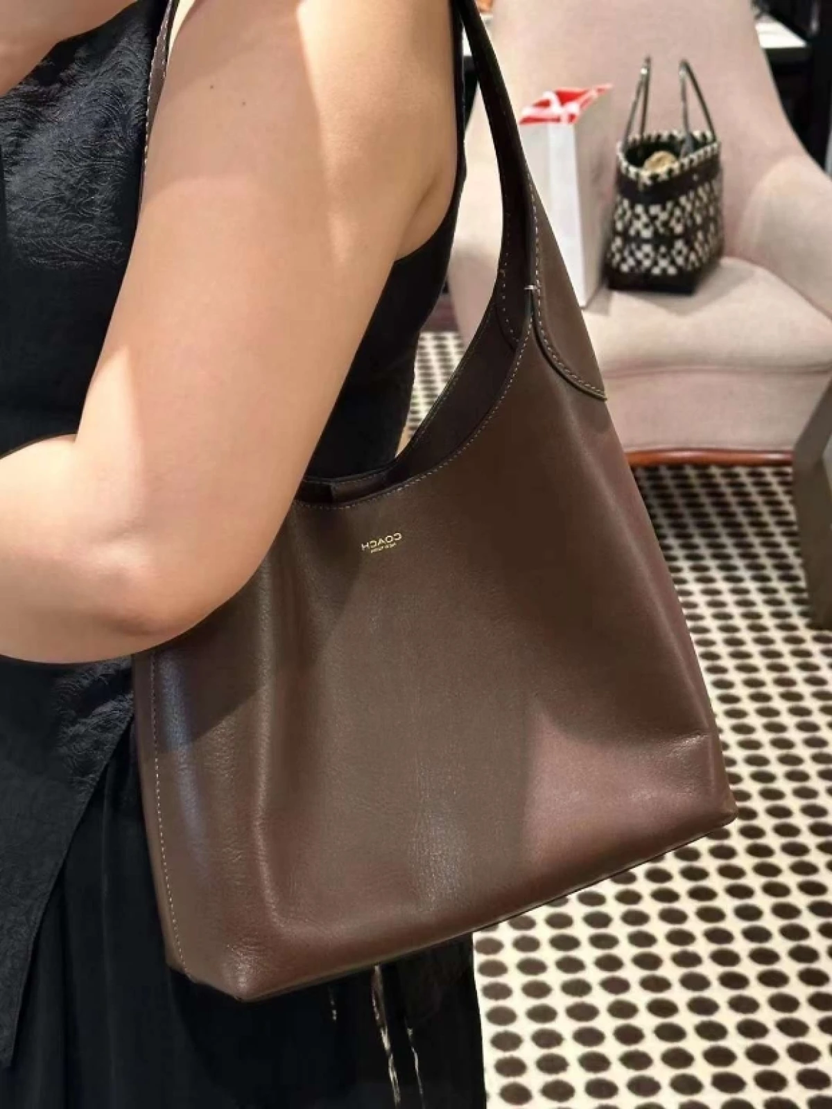 图片[5]-Coach 新品Brooklyn 28枫叶棕极简主义造型 时尚百搭-穿范儿
