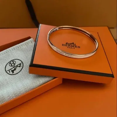 图片[2]-爱马仕HERMÈS 女士简约字母珐琅时尚百搭细手镯礼物推荐H240001F085-穿范儿