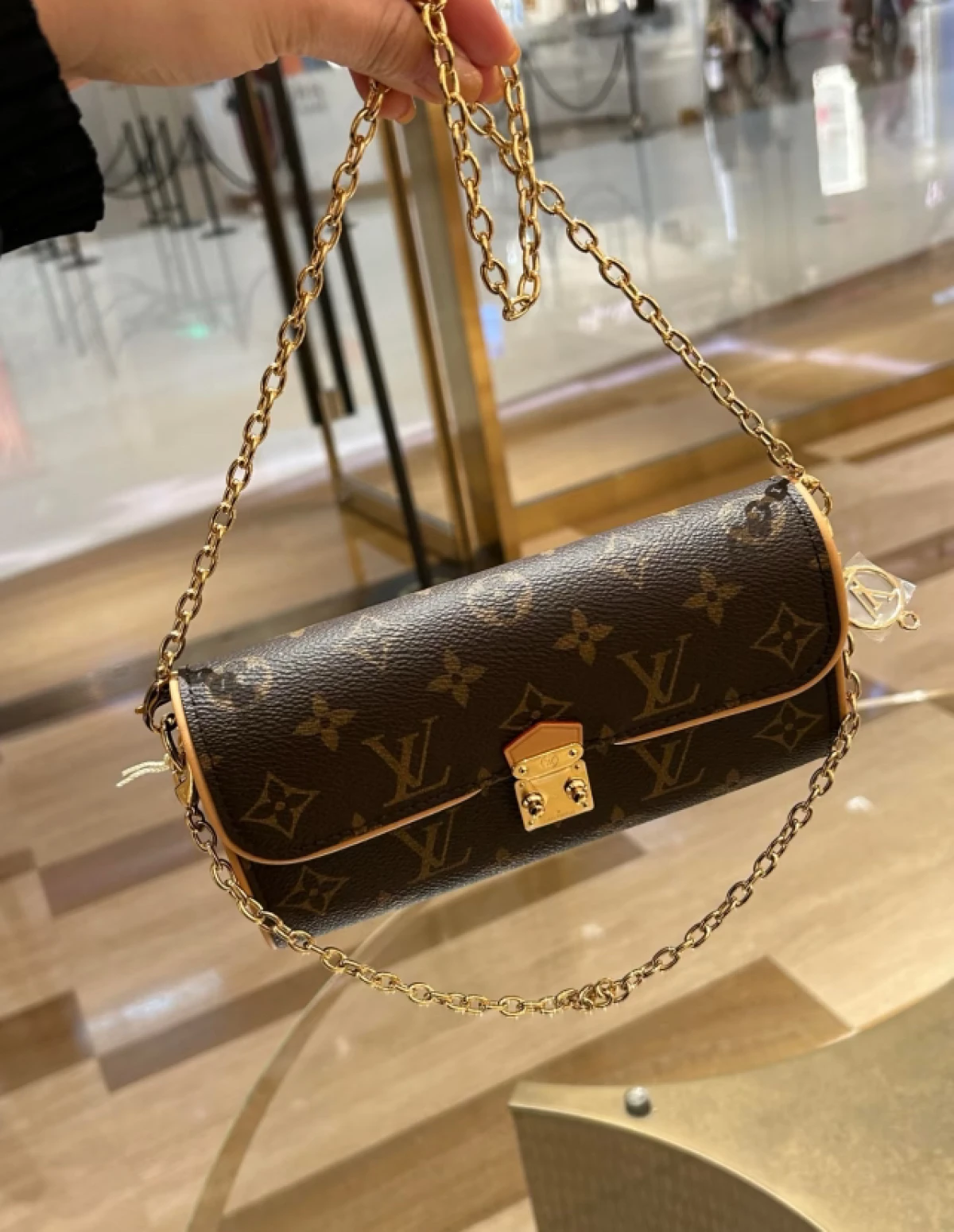 图片[4]-正品韩国采购Lv Camille 链条融入logo元素 M13566 20.5*6*11-穿范儿