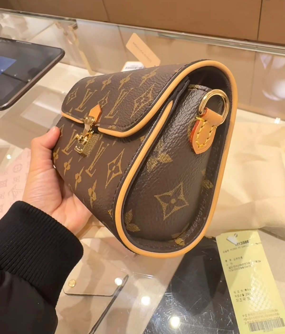 图片[8]-正品韩国采购Lv Camille 链条融入logo元素 M13566 20.5*6*11-穿范儿
