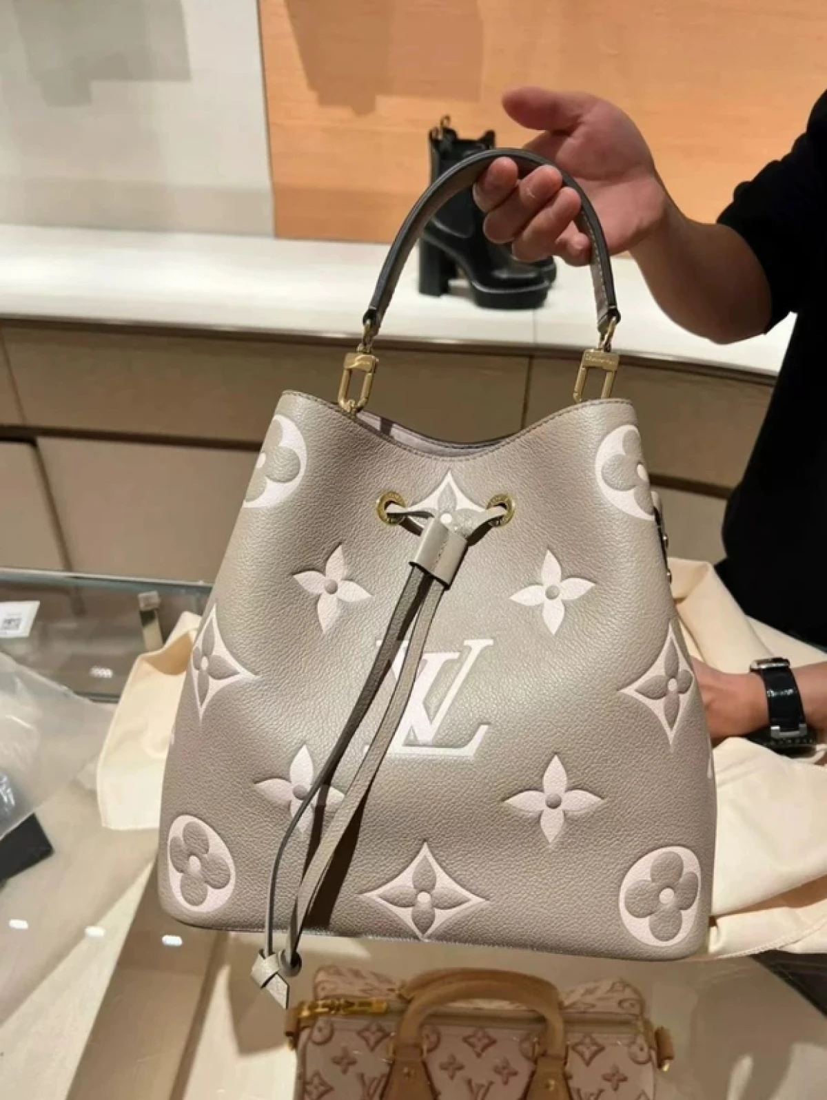 图片[1]-LV路易威登大象灰全皮 NEONOE中号老花水桶包女士斜跨手提单肩包M45555-穿范儿