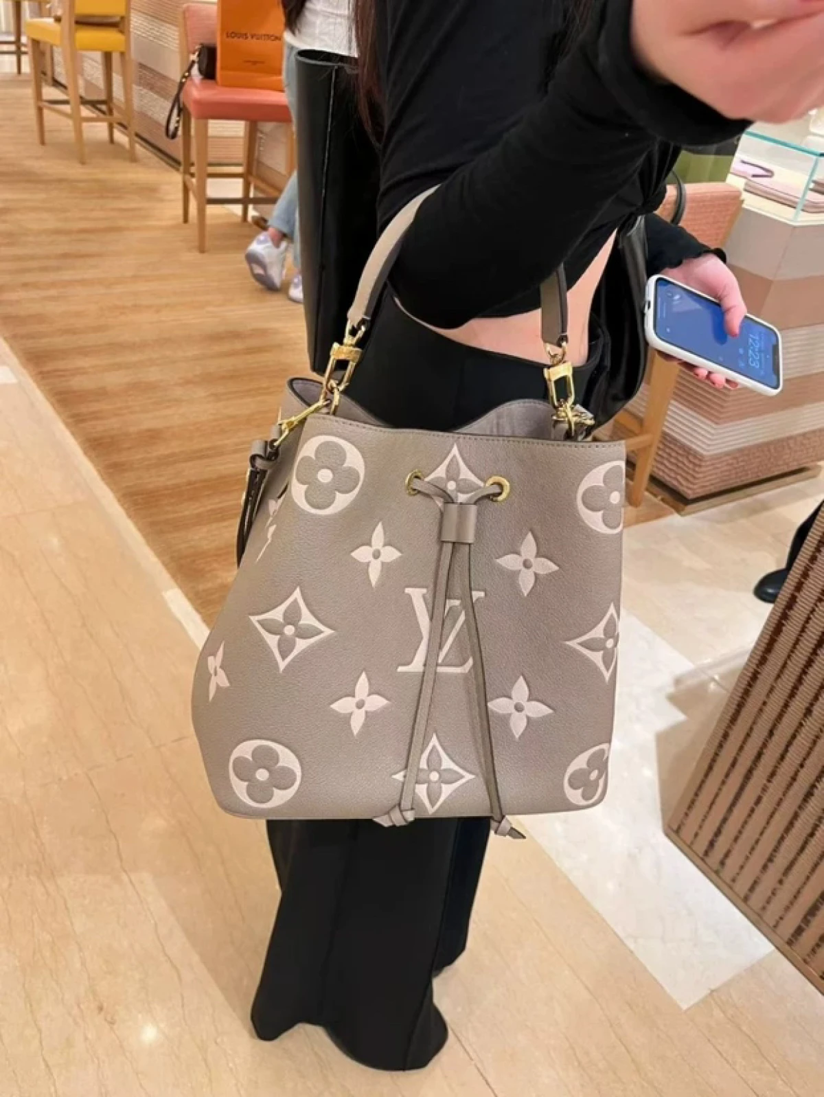 图片[2]-LV路易威登大象灰全皮 NEONOE中号老花水桶包女士斜跨手提单肩包M45555-穿范儿
