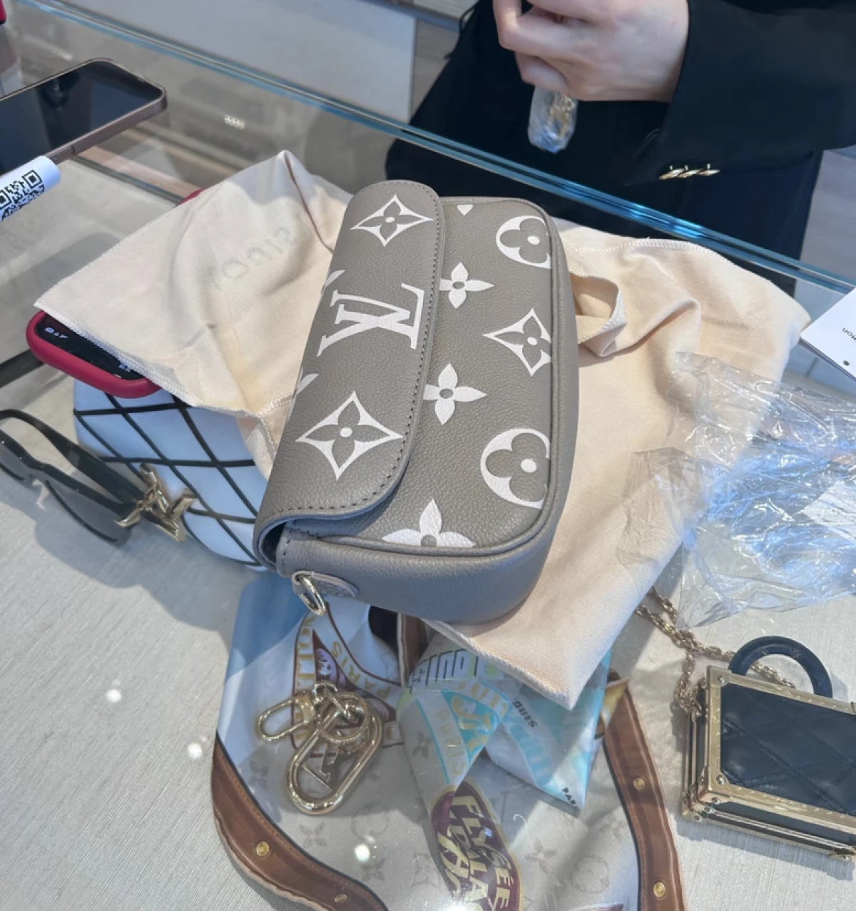 图片[2]-LV 新款Ivy woc 大象灰印花链条包腋下包手提单肩女包 M82211-穿范儿