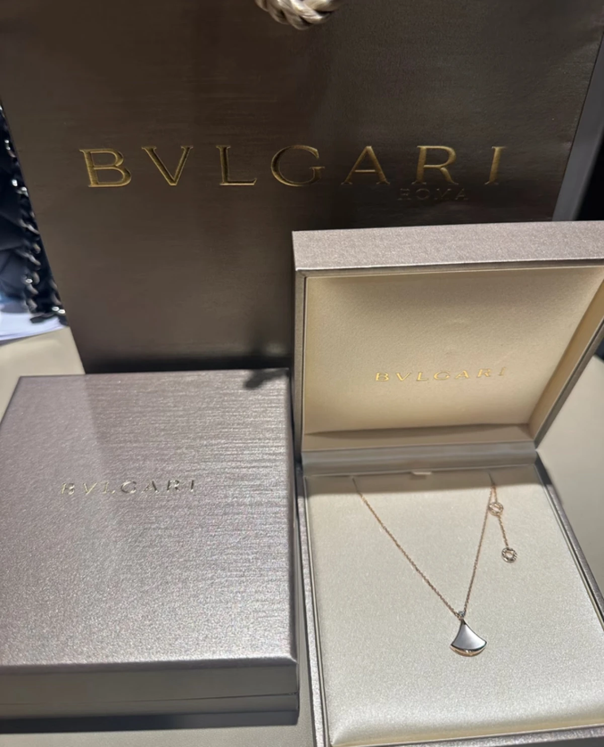 图片[2]-韩国免税店采购 Bvlgari宝格丽Diva18k玫瑰金+白贝母+一颗钻石扇子项链 型号359986-穿范儿